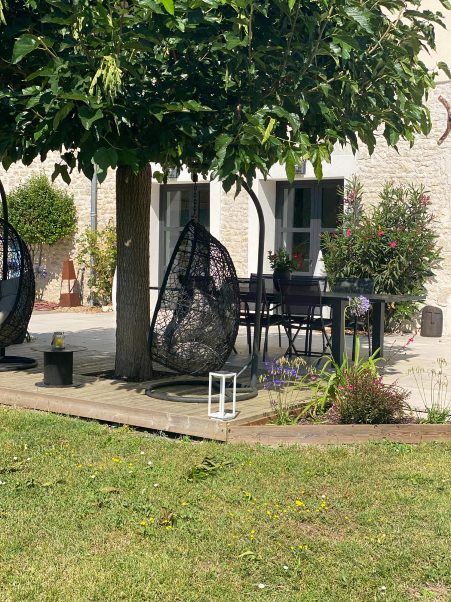La Chaumeauniere Bed & Breakfast Aigrefeuille-dʼAunis Exterior foto